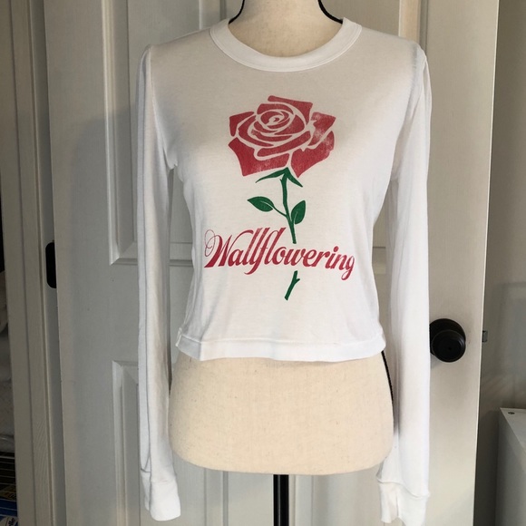 WILDFOX Couture Wallflowering Mia Long Sleeve Crop Graphic - Picture 5 of 11